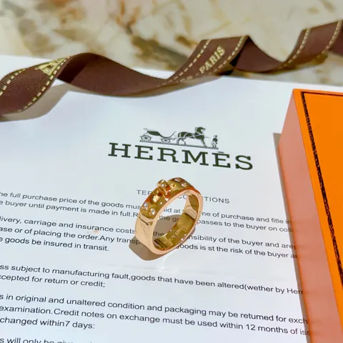 Classic Hermès ring