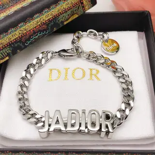 [Dior’s latest model jadior letter bracelet silver] The same brass material as the counter