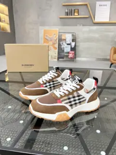 Burberry sneakers are sold at the same time as the street male god counter. Original