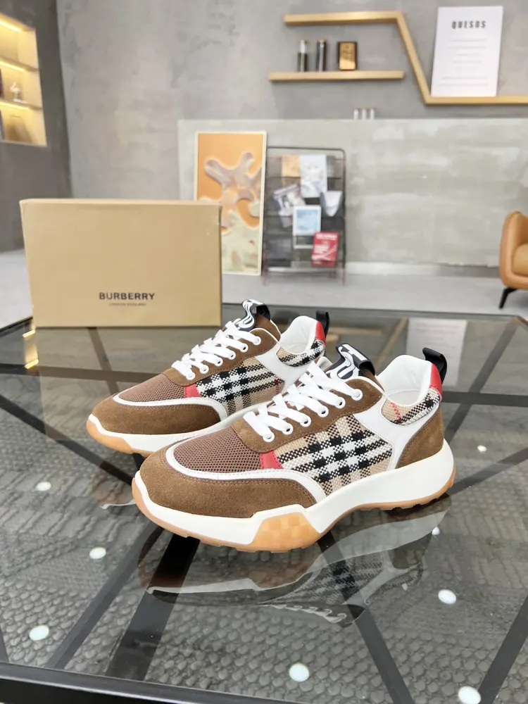 Burberry sneakers are sold at the same time as the street male god counter. Original