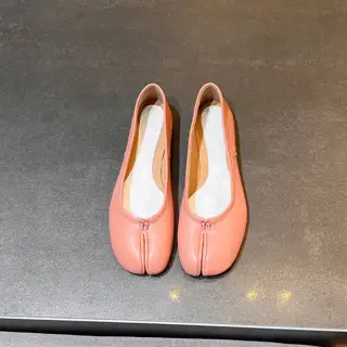 Maison Margiela classic split-toe shoes. Half-support. Comfortable to wear