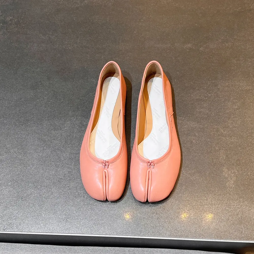 Maison Margiela classic split-toe shoes. Half-support. Comfortable to wear