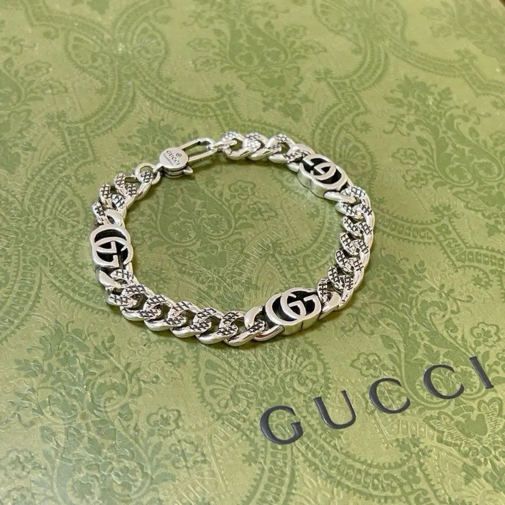 A new classic Gucci bracelet. Exquisite style and texture. It is absolutely top-notch. You