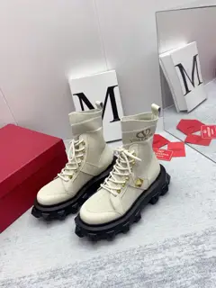 Valentino 2022 autumn and winter latest fashion catwalk Chelsea boots