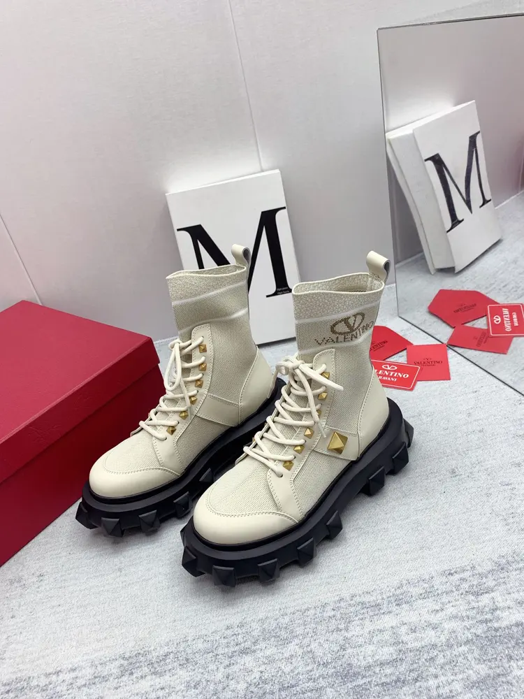 Valentino 2022 autumn and winter latest fashion catwalk Chelsea boots