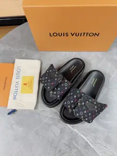 Louis Vuitton embossed logo sandals This Pool Pillow Comfort flat sandal