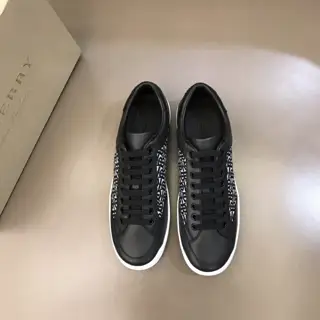 Burberry men’s classic low-top sneakers