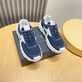 Armani’s new stylish men’s sports shoes Carefully crafted international brand This casual