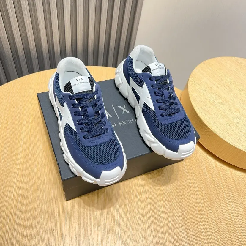 Armani’s new stylish men’s sports shoes Carefully crafted international brand This casual