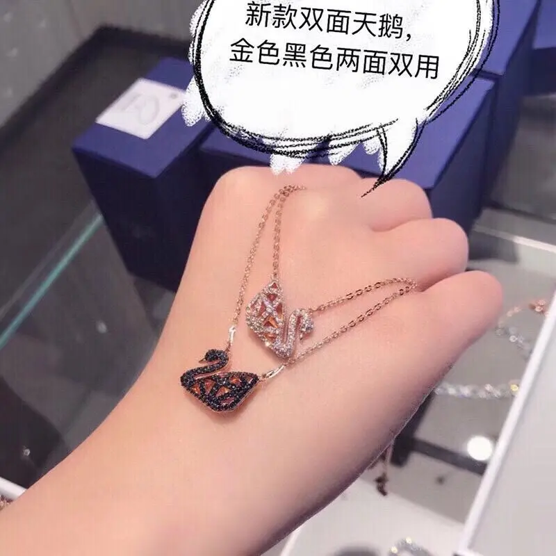 Swarovski’s stylish and charming necklace features the Swarovski brand logo