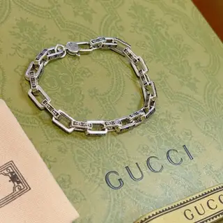 The latest classic Gucci bracelet. Exquisite. No matter the style or texture