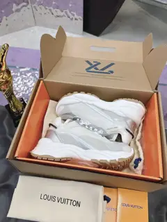 Louis Vuitton Factory Price: 381 Top Version Shoes