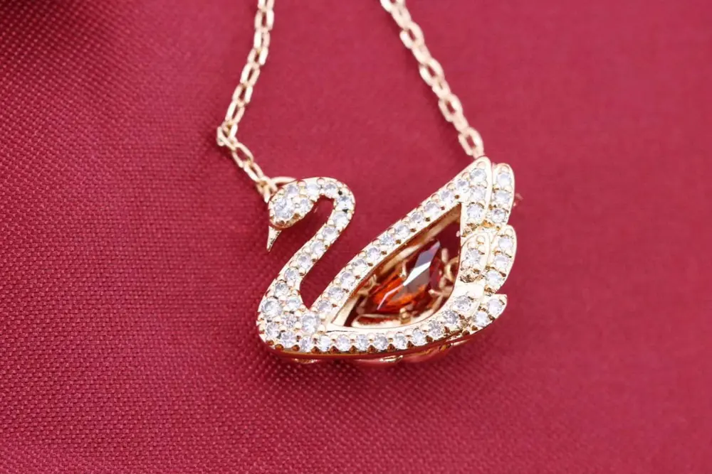 Swarovski Beating Heart Hollow Red Swan Clavicle Necklace