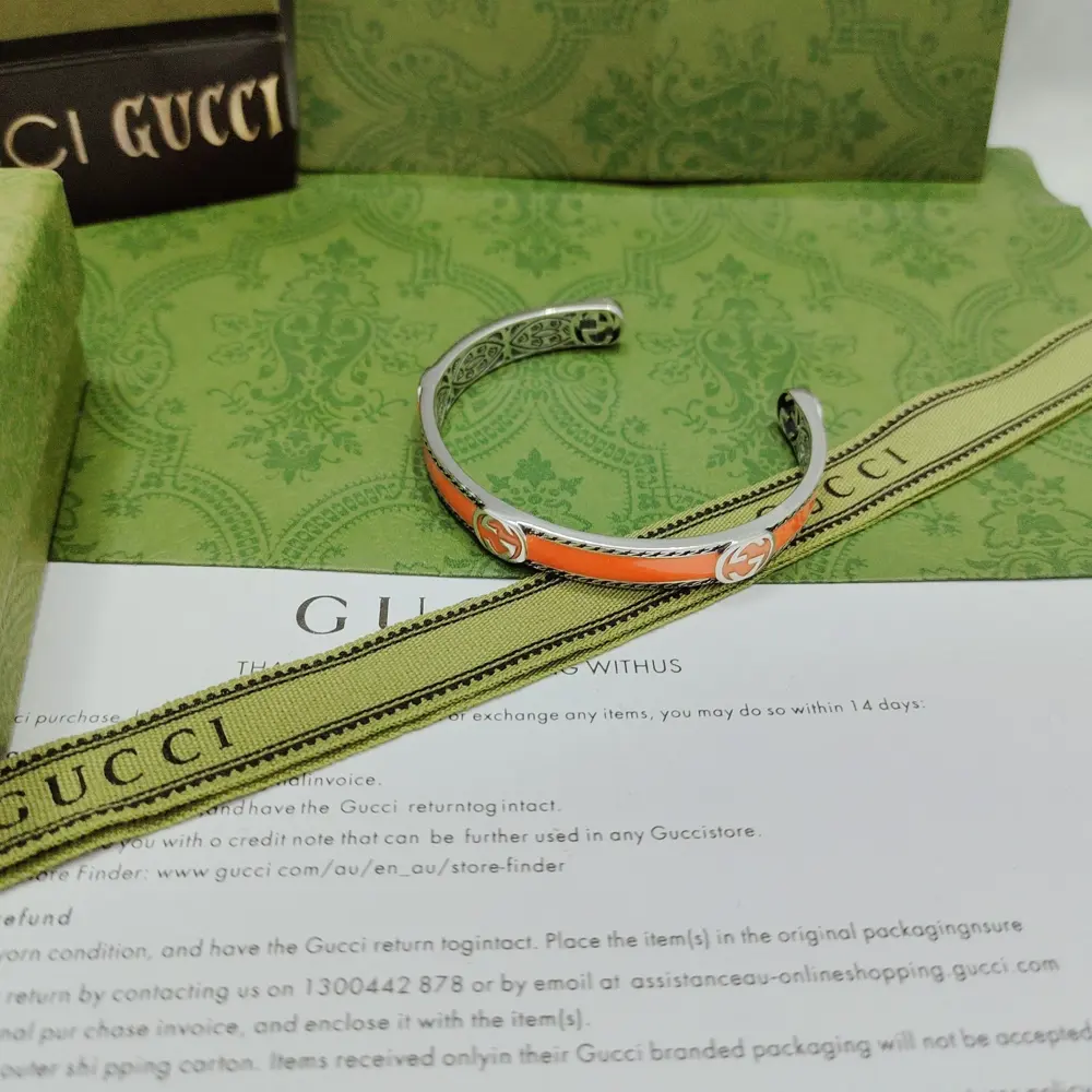 GUcci’s interlocking double G is presented on this bracelet. This series is recognizable