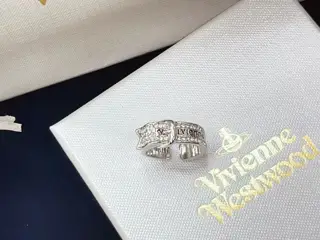 Vivienne Westwood’s popular loose-fitting ring
