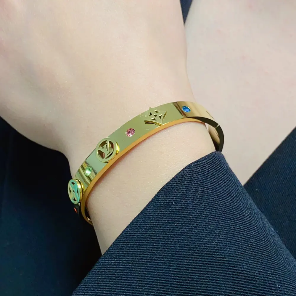 Louis Vuitton letter-printed four-leaf clover engraved logo bracelet inlaid with red and