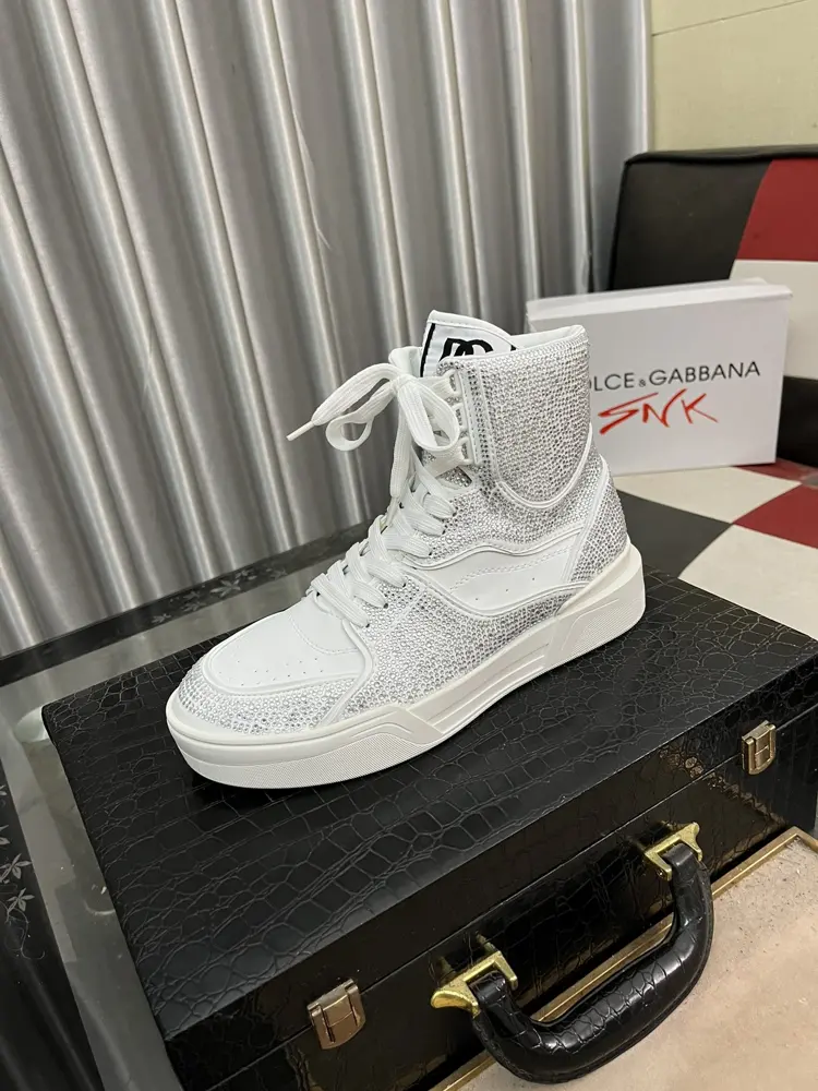 Dolce & Gabbana men’s casual shoes are on sale at the same time in the z cabinet The upper