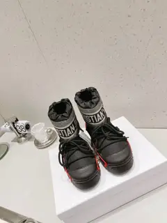 Dior snow boots are chubby and cute. →_→From the DiorAlps limited series