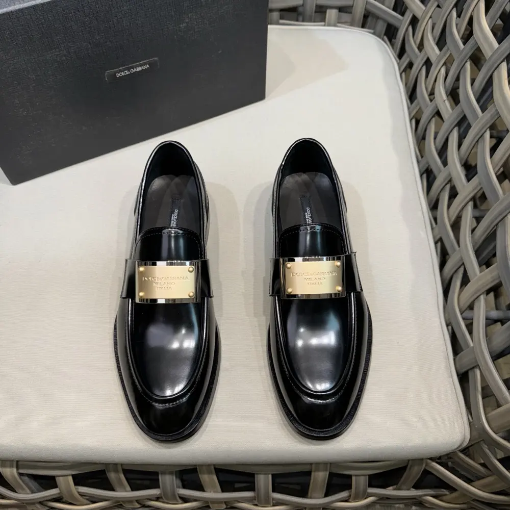Dolce & Gabbana Cowhide Moccasin Men’s Loafers|Decorated with DG hardware nameplate|Made of