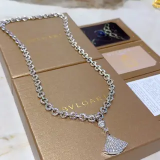 Bvlgari DIVAS’ DREAM series is in perfect condition and has invincible details. The unique
