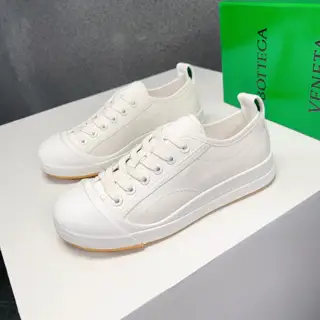 BOTTEGA VENETA cowhide woven couple casual shoes. The fabric is imported leather