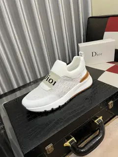 Dior casual and fashionable men’s shoes Hot item Simple and elegant style