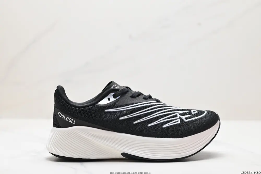 New Balance uses ultra-light and breathable 3D knitted mesh material to construct the upper WRCELSV2