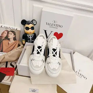 Valentino ONE STUD calfskin lace-up sneakers. Soft nappa leather low-top sneakers Classic