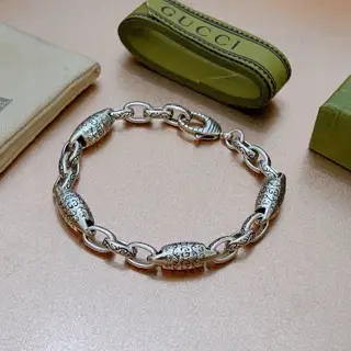 The latest classic Gucci bracelet. Exquisite. Both the style and the texture are absolutely