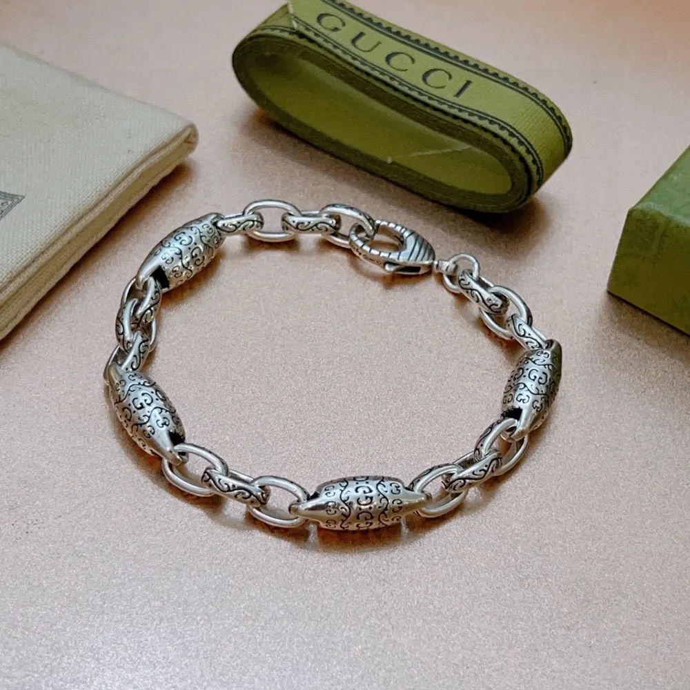 The latest classic Gucci bracelet. Exquisite. Both the style and the texture are absolutely