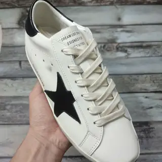 Golden Goose couple’s dirty shoes Golden Goose has become the tacit choice of many