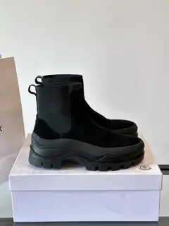 Moncler high-top men’s boots are a distinctive men’s item