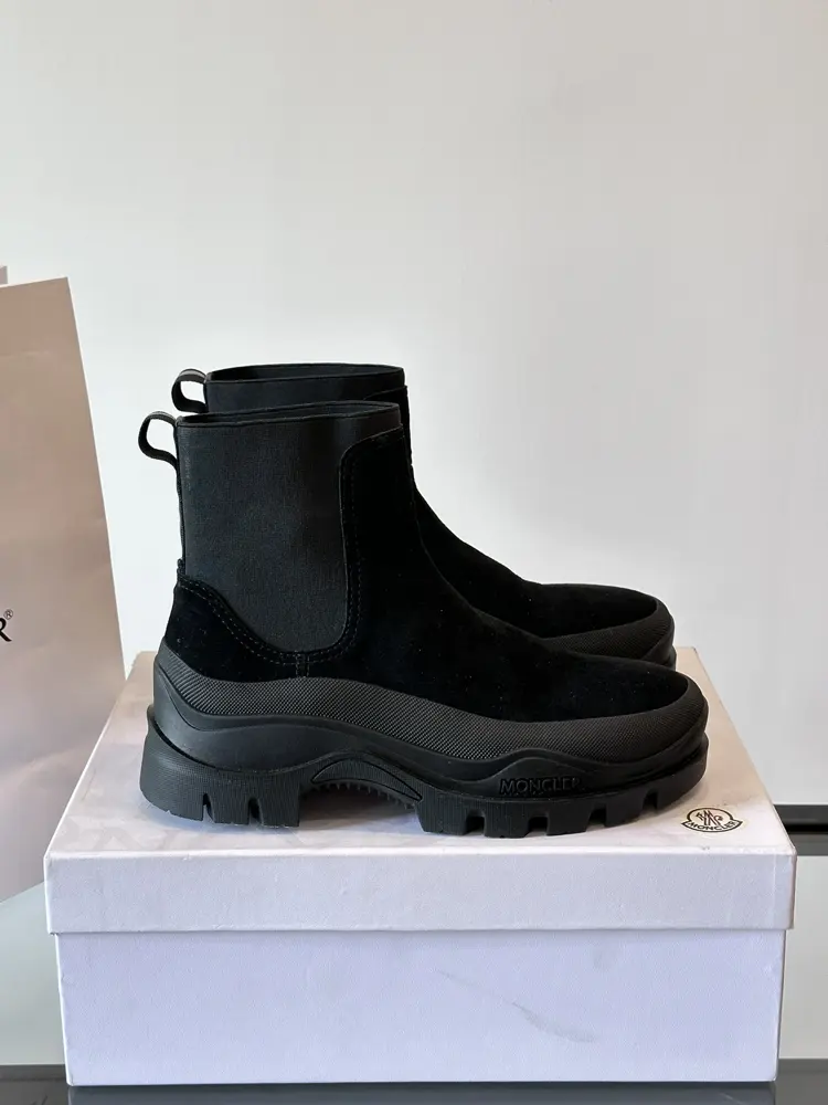 Moncler high-top men’s boots are a distinctive men’s item