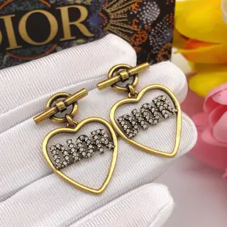 New DIOR letter heart earrings The same brass material as the counter
