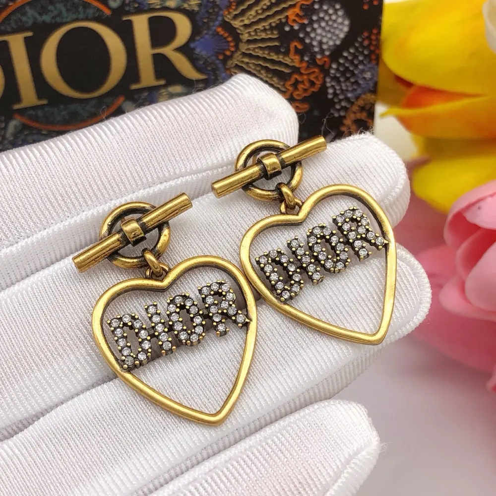 New DIOR letter heart earrings The same brass material as the counter
