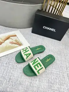 CHANEL uses three-dimensional electric embroidery technology on the upper