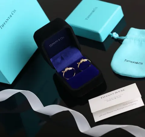 Tiffany uses V gold electroplating 1mm thick gold to preserve color