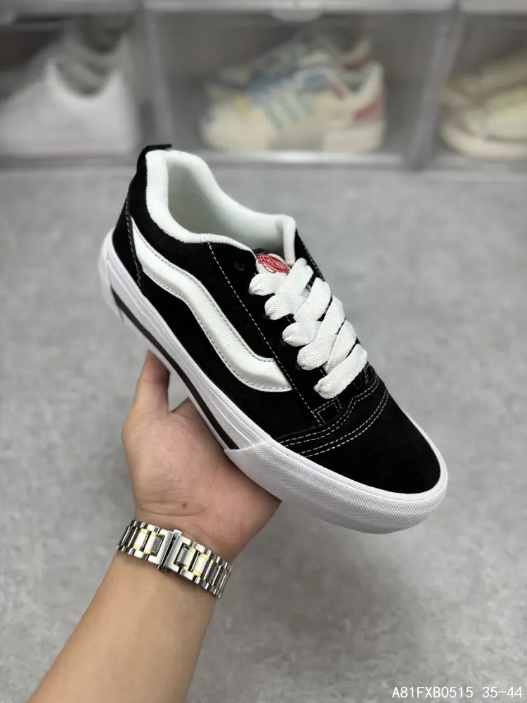 Vans OG OId Skool is a versatile low-top casual sports skateboard shoe. In fact