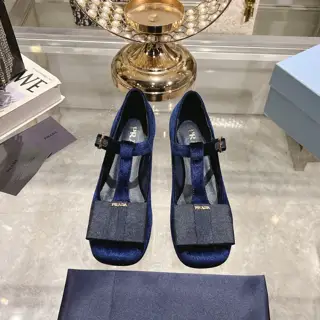 Prada classic mid-heel T-strap shoes Square toe with butterfly flowers is more attractive