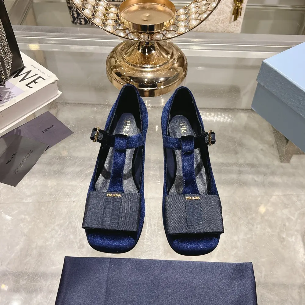 Prada classic mid-heel T-strap shoes Square toe with butterfly flowers is more attractive