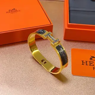 Hermès bracelet Enamel craftsmanship is really challenging. To ensure the color is handmade