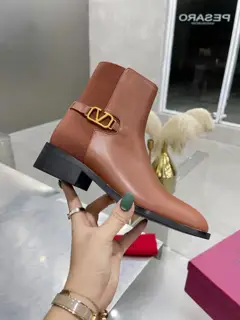 Valentino. Valentino large V buckle autumn and winter fashion women’s boots: comfortable