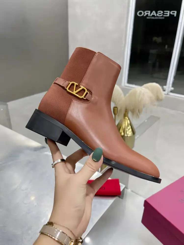 Valentino. Valentino large V buckle autumn and winter fashion women’s boots: comfortable