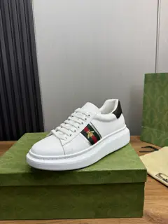 Gucci casual fashion men’s shoes The upper