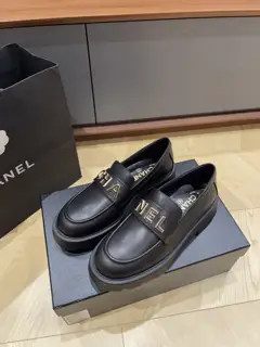 Chanel loafers//calfskin & butter leather//laminate lining//light rubber sole//