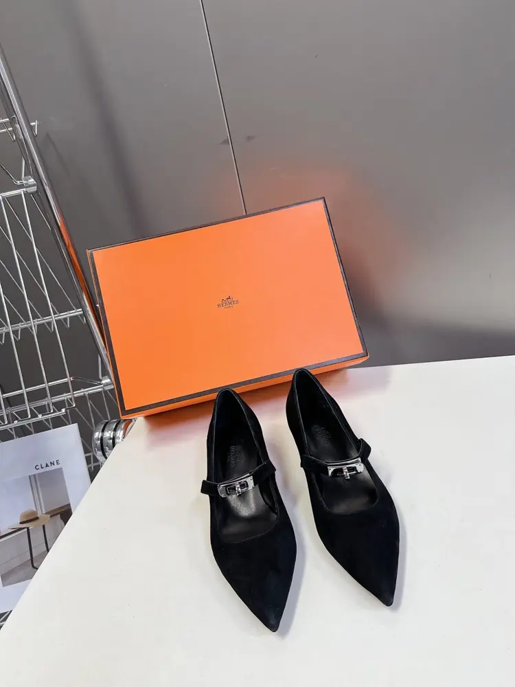 Hermès latest spring and summer Kelly buckle pointed cat heel fashion shoes. Hard to find