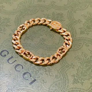 The latest classic Gucci bracelet. Exquisite style and texture. It is absolutely top-notch