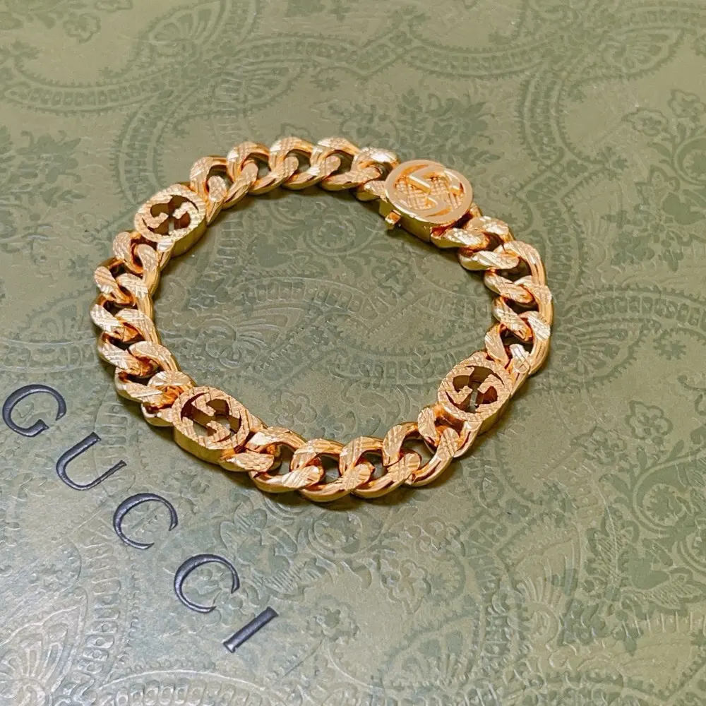 The latest classic Gucci bracelet. Exquisite style and texture. It is absolutely top-notch