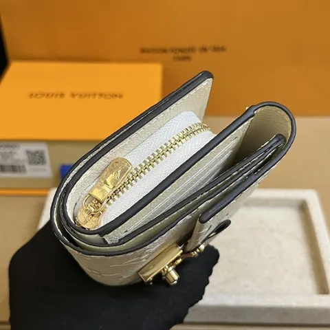Louis Vuitton Wallet M80880