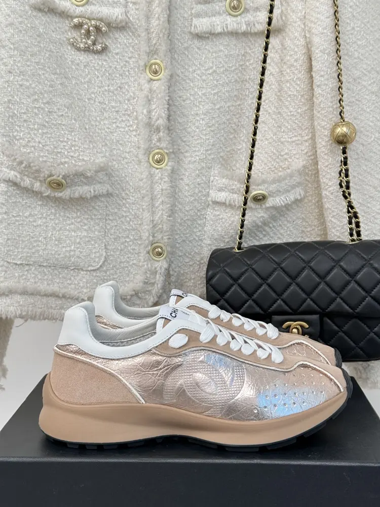 Chanel Dexter casual sneakers with a shit-like feel